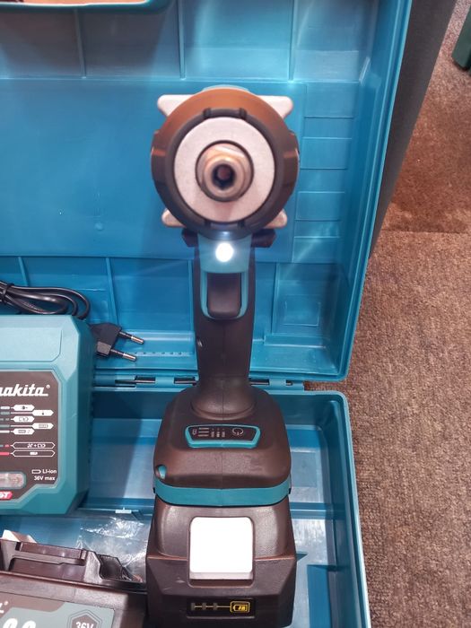 Pistol de impact MAKITA cu acumulatori de 36v și 8 ah