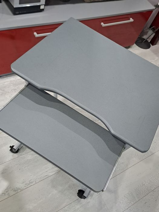 Компютърно бюро/маса/ с колела и изтеглящ се плот