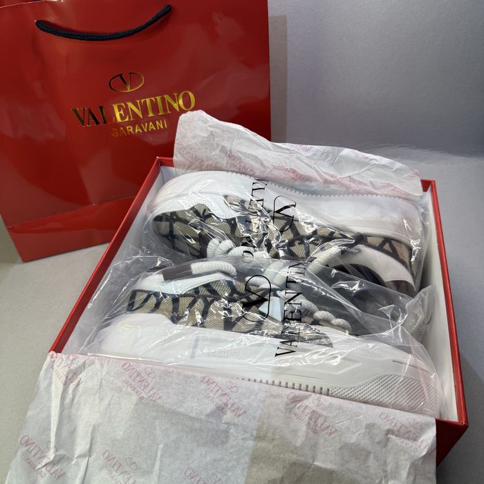 Valentino Garvani Stud XL "White Beige"! НОВИ! Дамски
