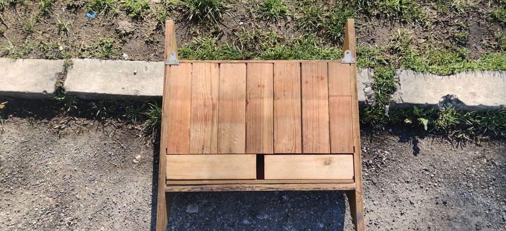 Дървен кухненски шкаф