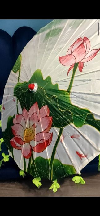 Привозной китайский зонт на деревянной основе