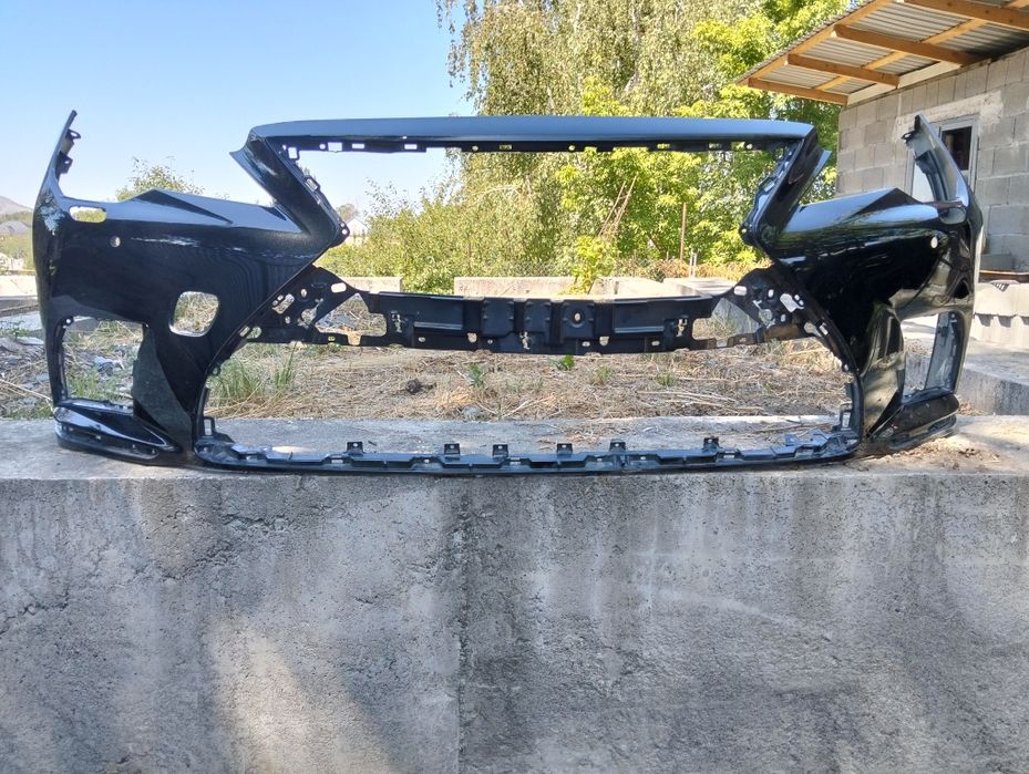 Продам передний бампер на Lexus LS500