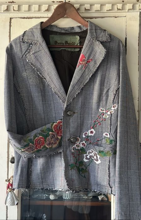 Дамско сако с бродирани цветя