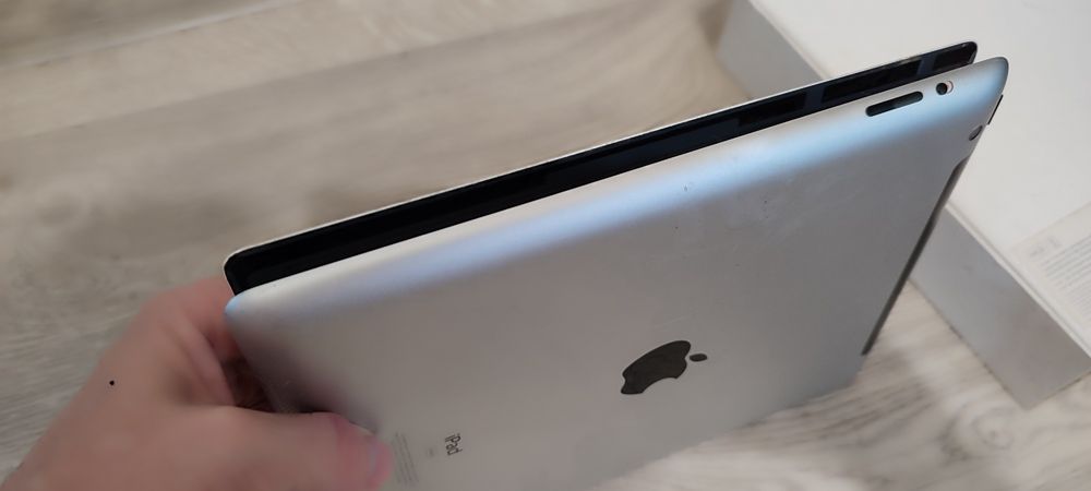 Айпад (лежал без дела, надулся, распух)