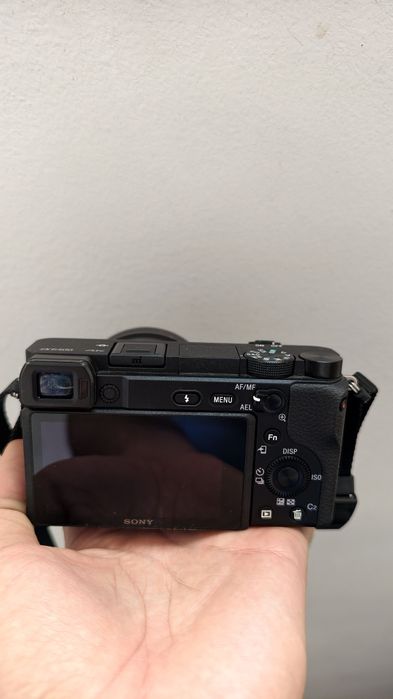 Sony alfa 6400 sotiladi fleshka va shtaviv bilan