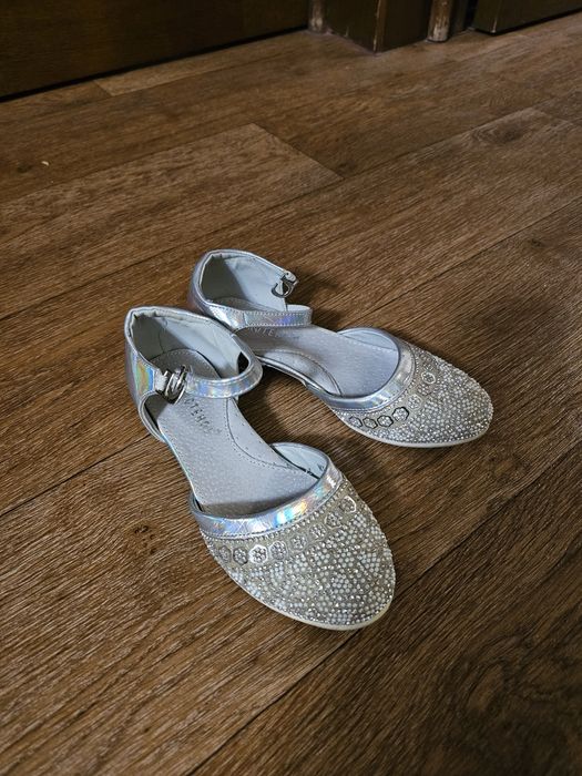 Продам детские туфли