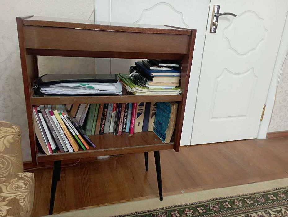 Продается срочно  тумбочка для книг на ножках 84*62*30см
