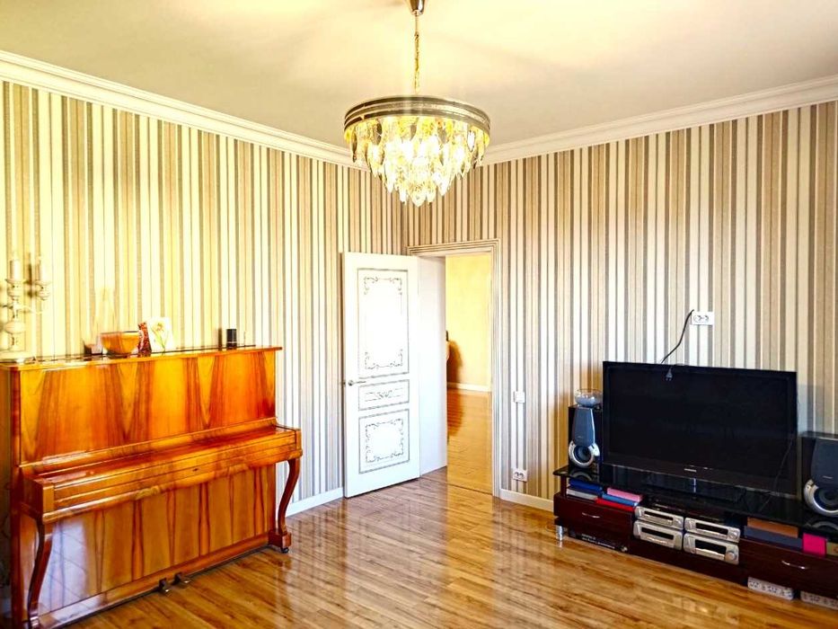 ,,,  Продам 6-ти комнатный ДОМ в ГОРОДЕ