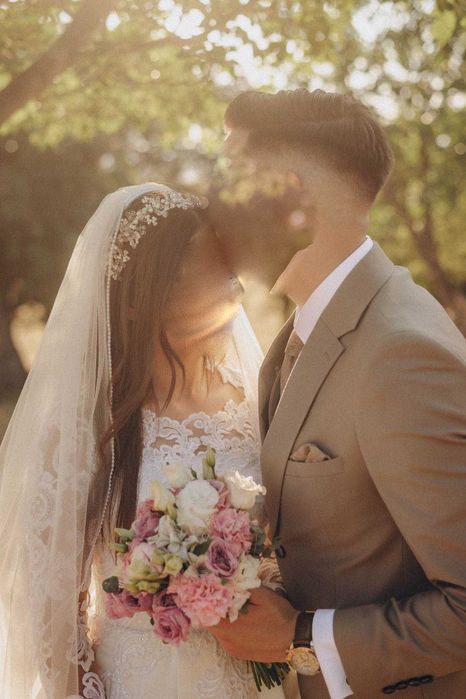 Costum de nunta crem