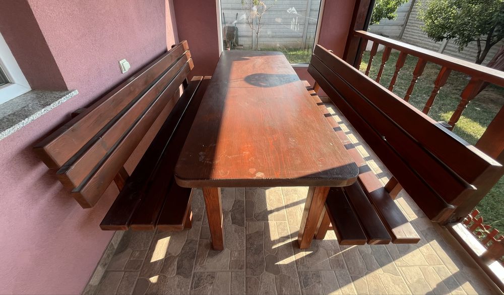 Masa cu bǎnci potrivite pentru terasǎ