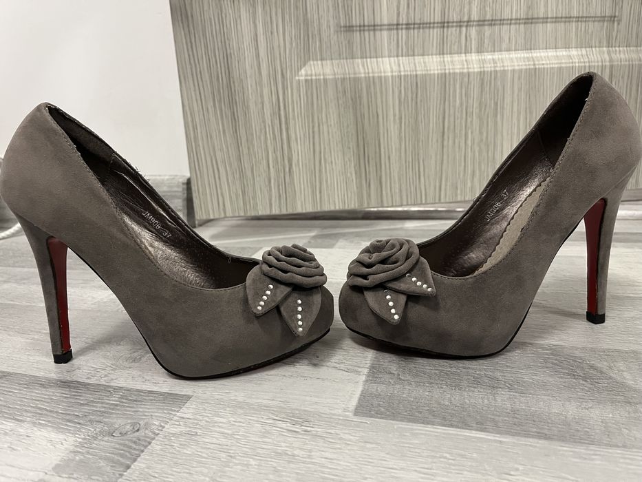 Tocuri cu talpa rosie