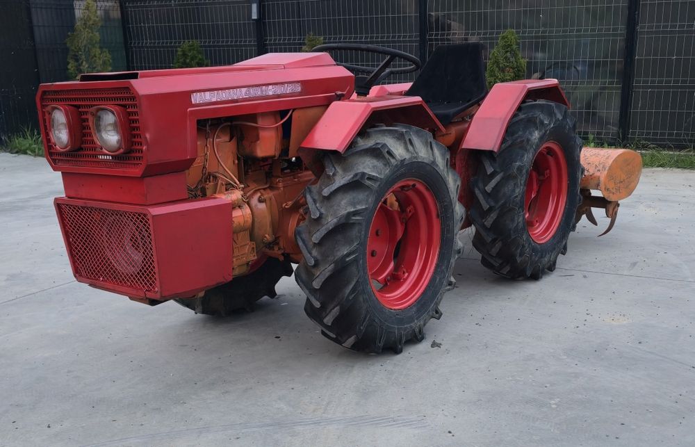 Vând tractoraș articulat 4x4 Valpadana 26cp  in două pistoane, cu freză