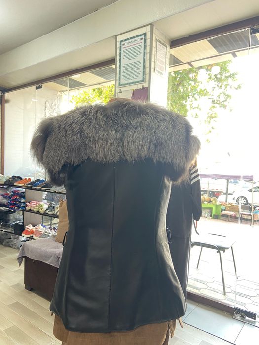 Женская кожаная жилетка с мехом из натуральной Лисы