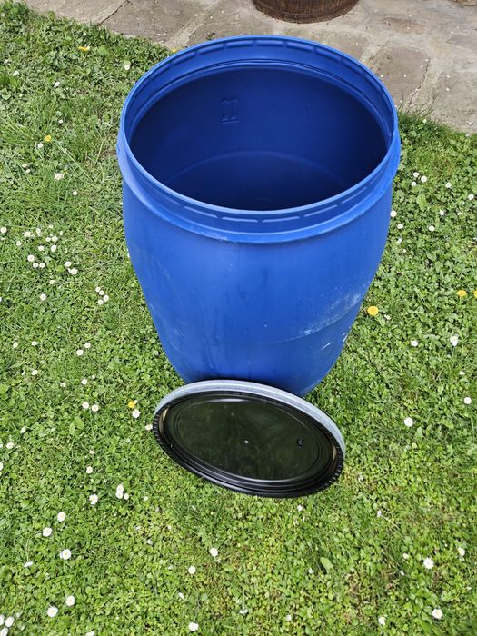 Продавам  два броя  бидони от 200л.