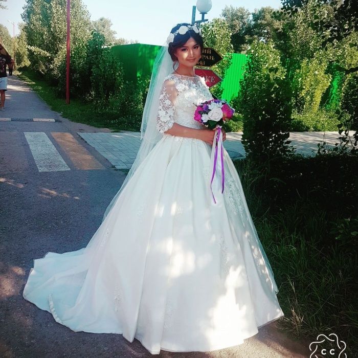 Продам свадебное платье 3d цветочками