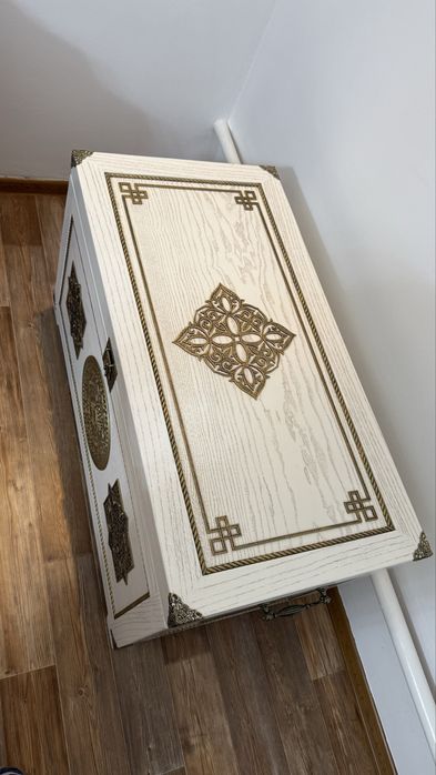 Сундук белый с красивыми арнаментами