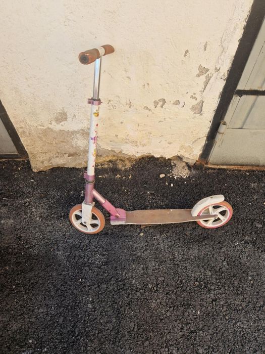 Vând trotineta pentru fetite