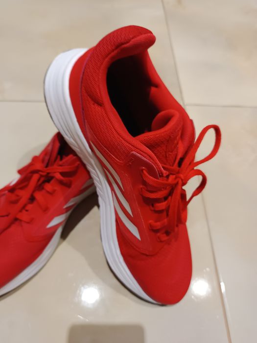 Адидас червени 43 1/2 подарък червена чанта Адидас.