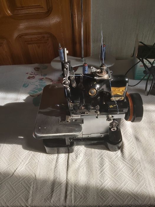 Швейная машинка и оверлок
