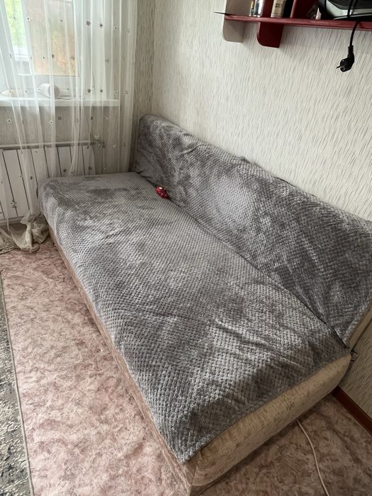 Диван для спальни гостиной.