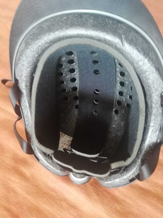 Casca pentru calarie + manusi. 8-10 ani