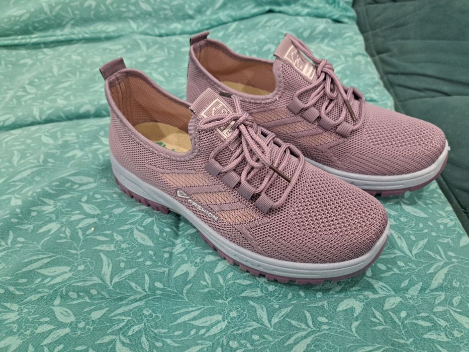 Женские кроссовки