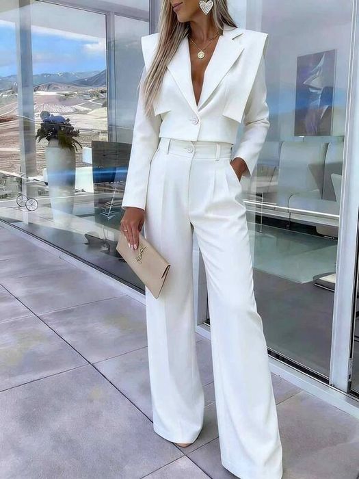 Елегантен дамски костюм