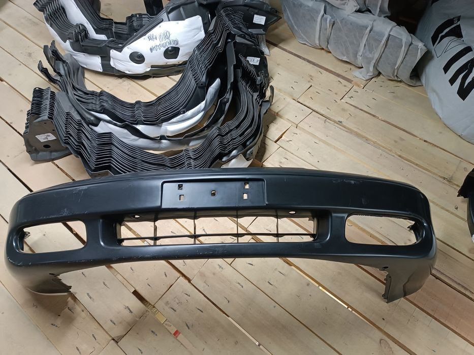 Продаю бампер передний Мазда Кронос