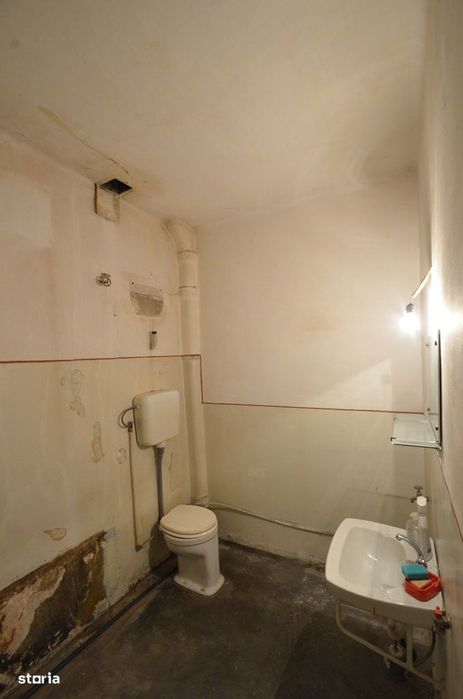 Inchiriez apartament 2 camere bucatarie baie si hol in curte comuna