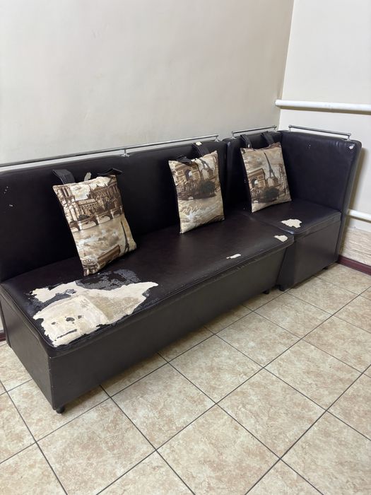 Диван угловой ,требуется обивка.