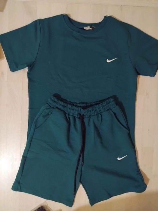 Compleu baieti Nike.
