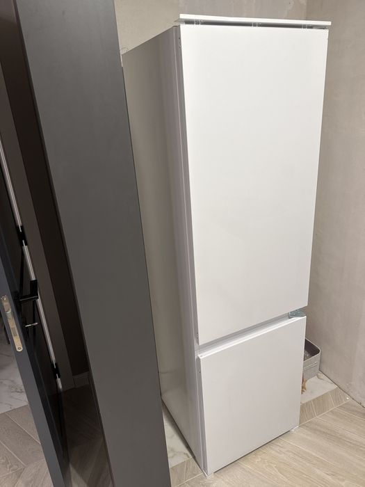 Комбиниран хладилник за вграждане PYRAMIS