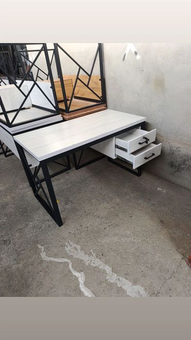 Имеется письменный стол в стиле лофт стеллажи в наличии.