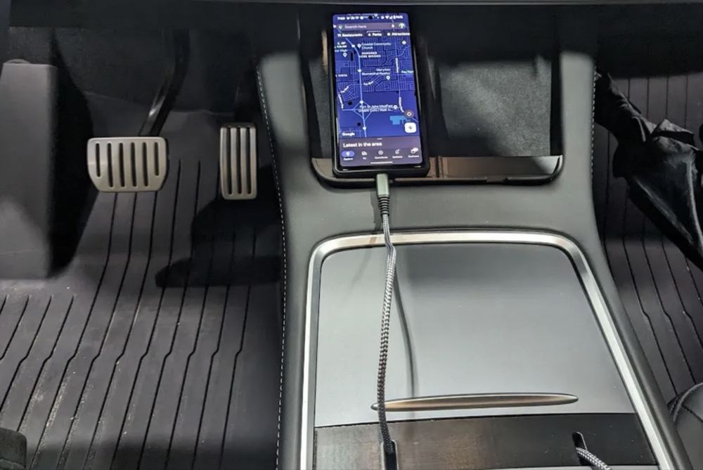 Tesla Model Y Подложка за безжично зарядно