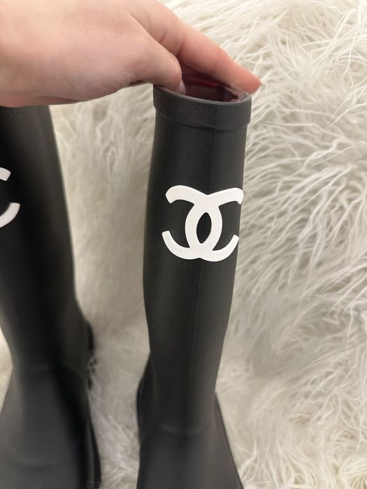 Черни ботуши Шанел отговарят на 39