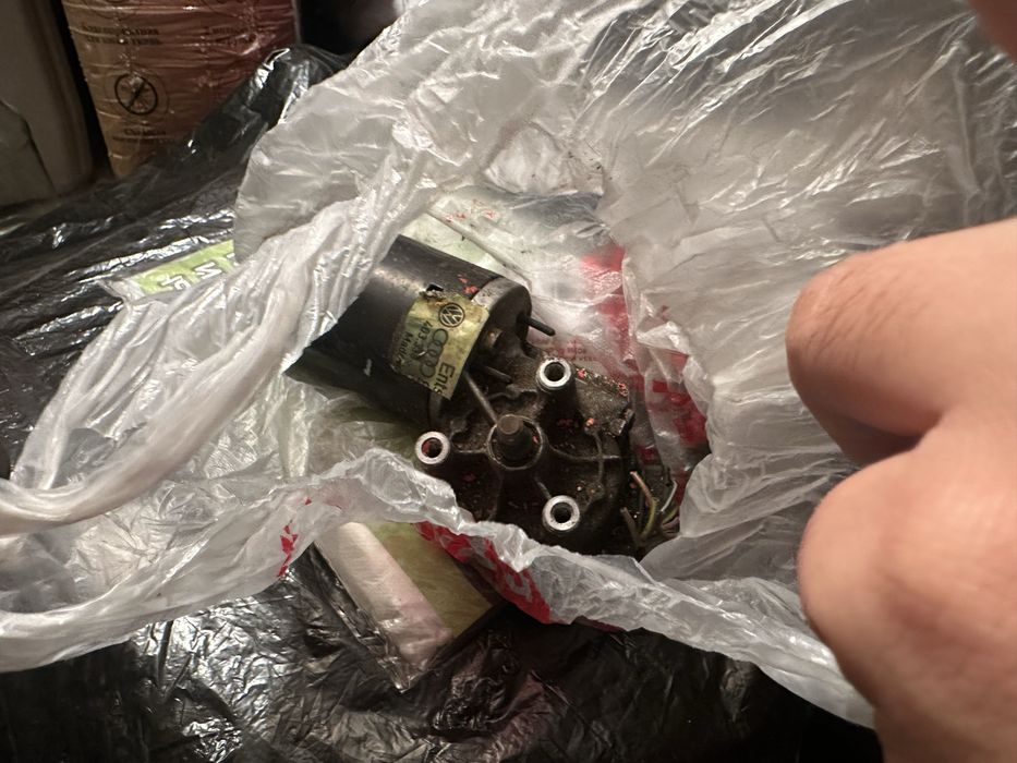 Продам моторчик дворников на ауди Б3 80