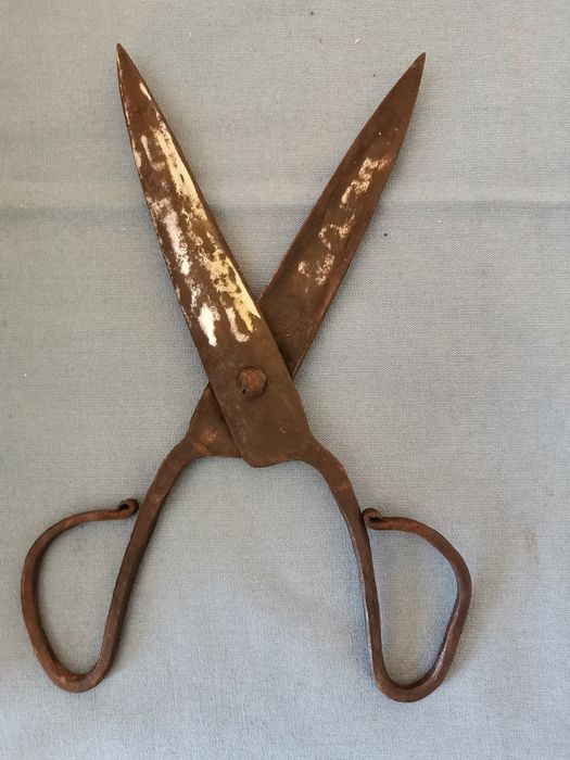 Много стари ножици и сечива.