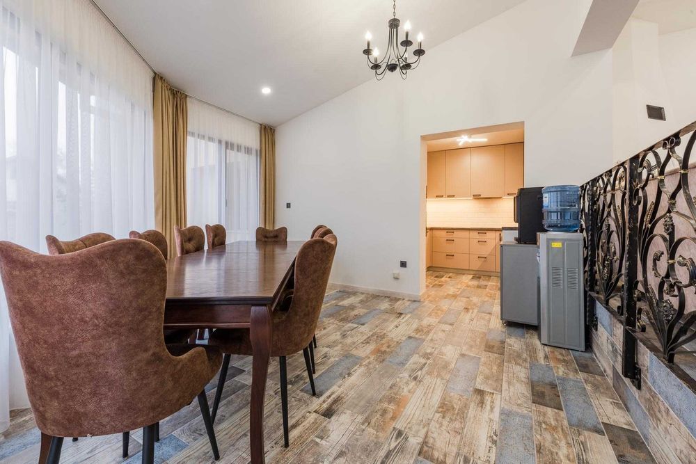 Луксозна къща с басейн, голям двор - парк, лятна веранда