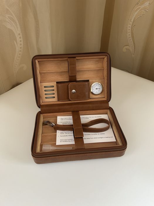 Преносим хумидор от естествена кожа за 6 пури – черен/кафяв