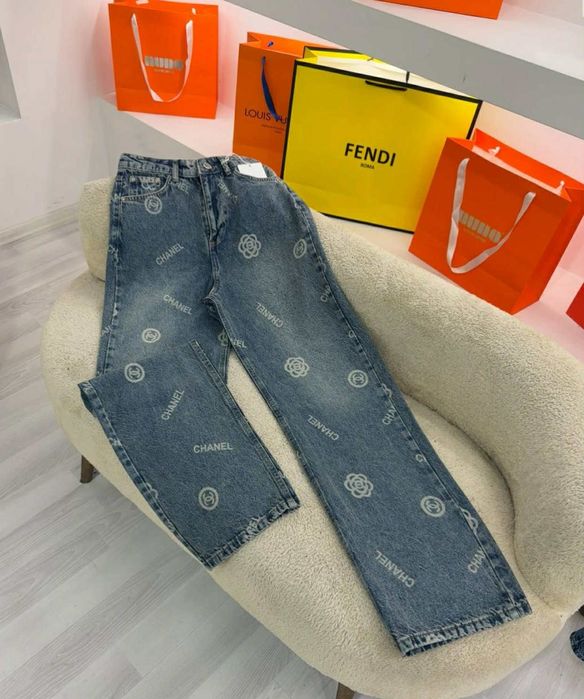 Налични модели дамски дънки.