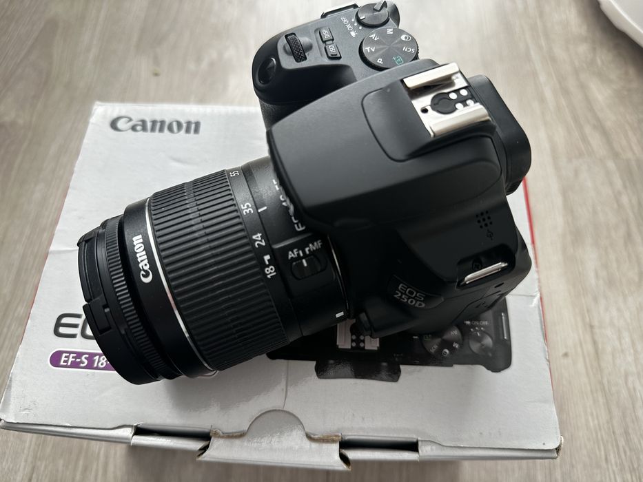 Canon EOS 250D + obiectiv 18-55 IS STM (Kit) | 4K | WiFi | Touchscreen