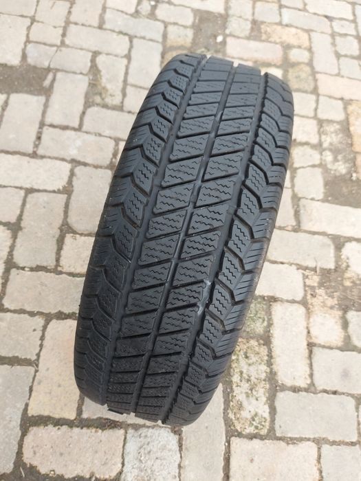 O bucată 235/65 R16C M+S iarnă - una Barum Vredestein Torque Goodyear