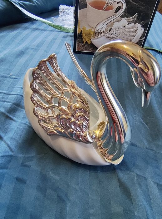 Красива порцелановата захарница