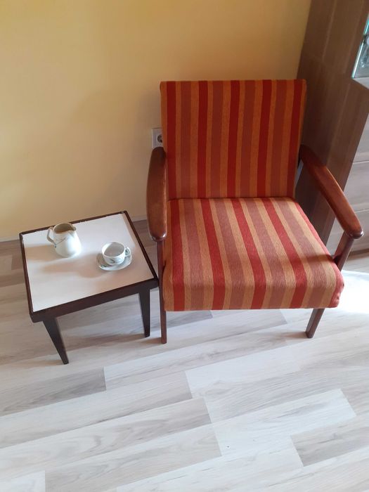 Фотьойл + малка масичка. Цена – 45 е + 6 е = 51 евро.