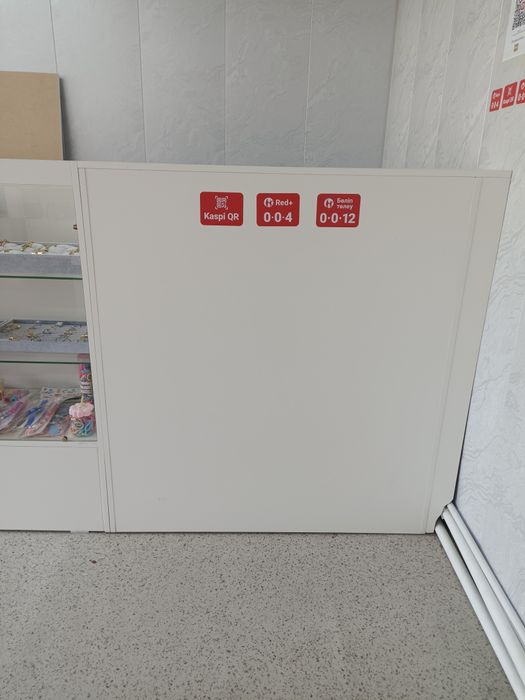 Продам стеллажи и витрину