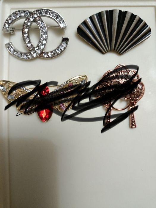 Броши  яркие бренд Шанель и т.д  в отл сост
