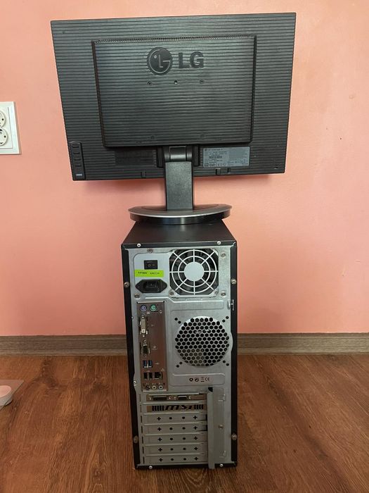 Компютър монитор и бюро