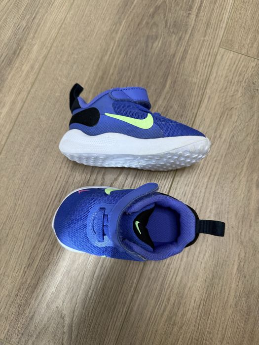 Маратонки Nike Revolution 19.5
