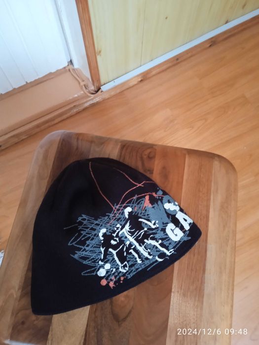 Продам  шапку   двусторония  в  нутрий  флис