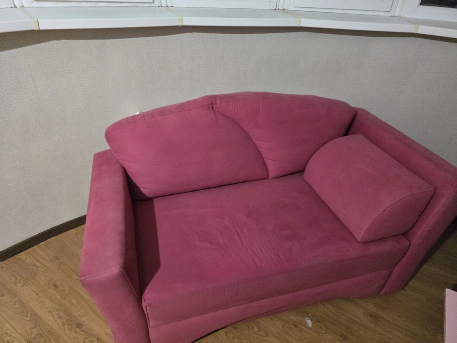 Отдам в дар диван розовый  небольшой раскладной  в хорошем состоянии